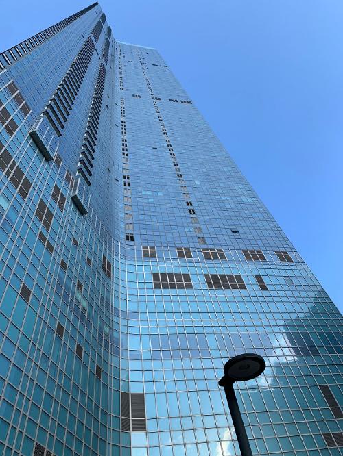 Tampak bawah gedung Haeundae LCT Landmark Tower di Busan yang dipotret pada bulan Mei 2024. 