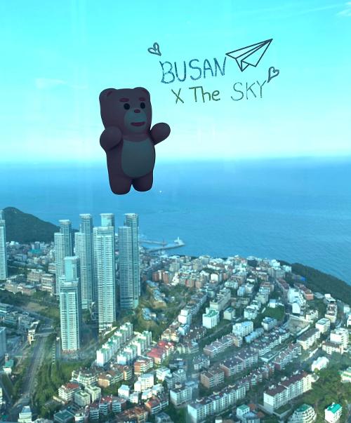 Pemandangan dari lantai 100 obsevatorium Busan X the Sky yang dipotret pada bulan Mei 2024. 