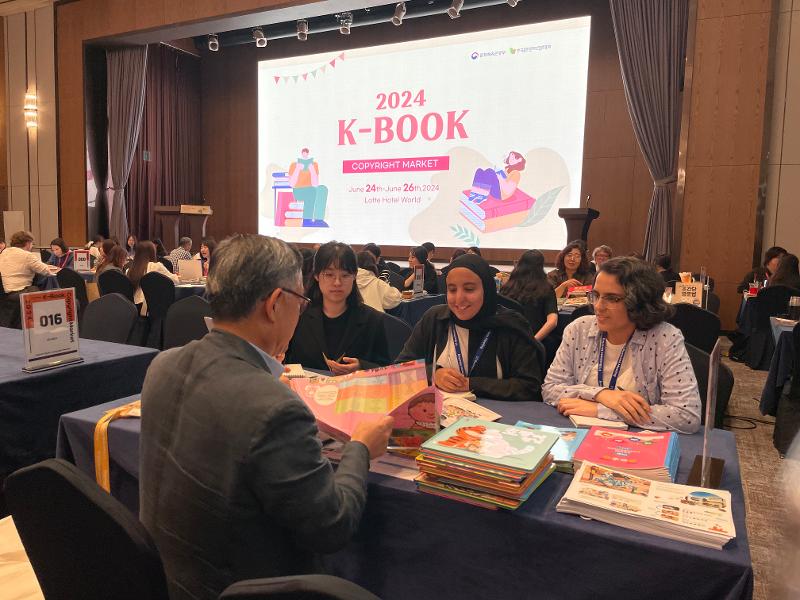 Foto di atas menampilkan K-Book Copyright Market tahun 2024 yang digelar pada tanggal 24-26 Juni 2024 di Lotte Hotel World, Songpa-gu, Seoul. (Kementerian Kebudayaan, Olahraga, dan Pariwisata)  