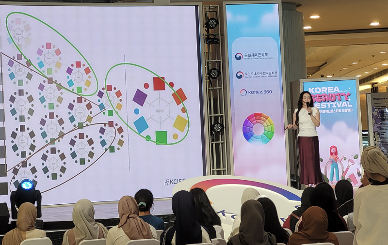 Seorang ahli personal color analyst, Lee Chebin, pada seminar K-Beauty di Festival Oullim Jakarta. (Denissa Dewi Chandra) 