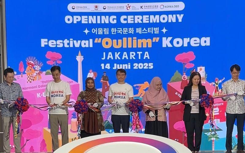 Upacara pembukaan Festival Oullim Korea di Jakarta ditandai dengan pengguntingan pita oleh CDA Park Soo-deok didampingi para petinggi institusi Korea di Indonesia serta perwakilan Wartawan Kehormatan dan K-Influencer asal Indonesia pada Sabtu (14/06/2025) di Korea 360 Jakarta. (KCCI) 