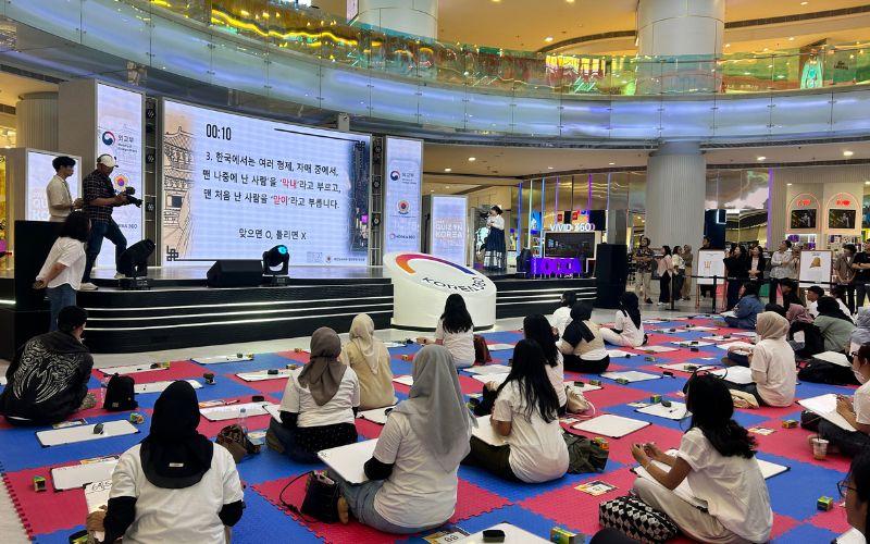 Diselenggarakan oleh Kementerian Luar Negeri Republik Korea bekerja sama dengan stasiun televisi KBS, Quiz on Korea menjadi medium untuk memperkenalkan Korea secara lebih dalam. (Hanum Nur Aprilia) 