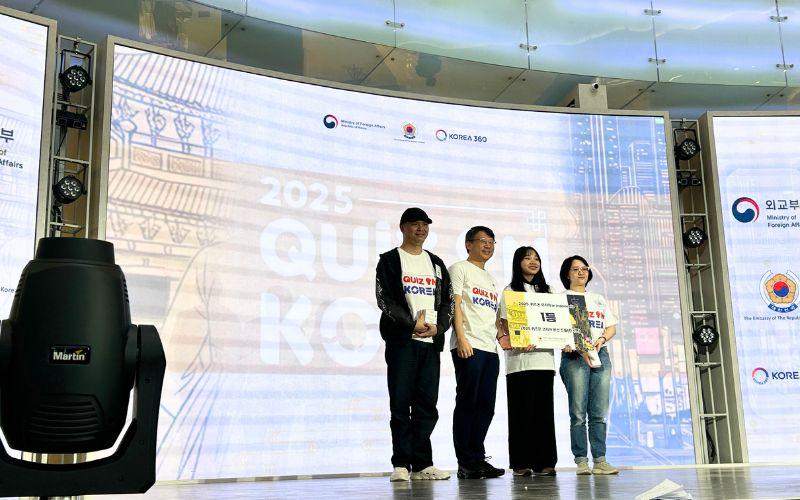 CDA Park Soo-deok berfoto dengan para pemenang babak penyisihan Quiz on Korea di Indonesia. (Hanum Nur Aprilia) 