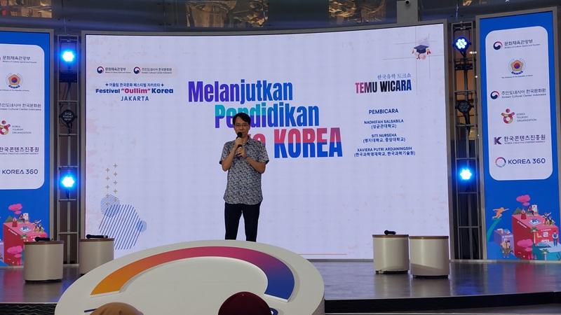 Potret Direktur KCCI, Kim Yong Woon, ketika memberikan kata sambutan untuk mengawali Temu Wicara: Melanjutkan Pendidikan ke Korea yang diadakan pada tanggal 13 Juni 2025. 