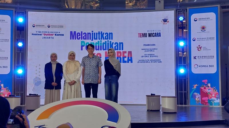Setelah mendengar kata sambutan, Direktur KCCI dan para narasumber berfoto bersama untuk mengawali Temu Wicara: Melanjutkan Pendidikan ke Korea yang diadakan pada tanggal 13 Juni 2025. 