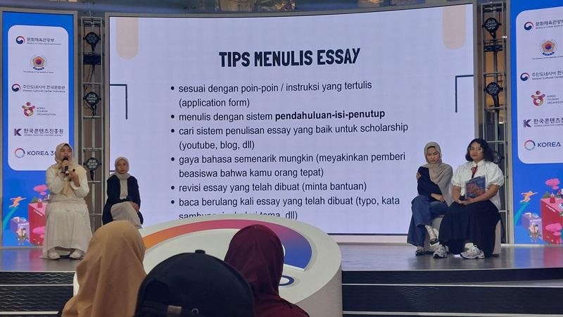 Nadhifah Salsabila memberikan tip dalam menulis esai untuk mendaftar beasiswa Global Korea Scholarship. 