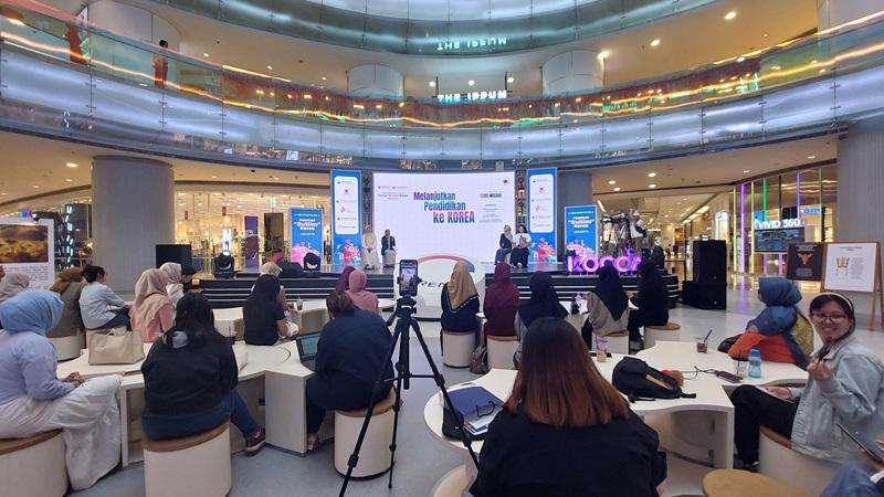 Suasana Temu Wicara: Melanjutkan Pendidikan ke Korea saat sesi Siti Nurseha. 