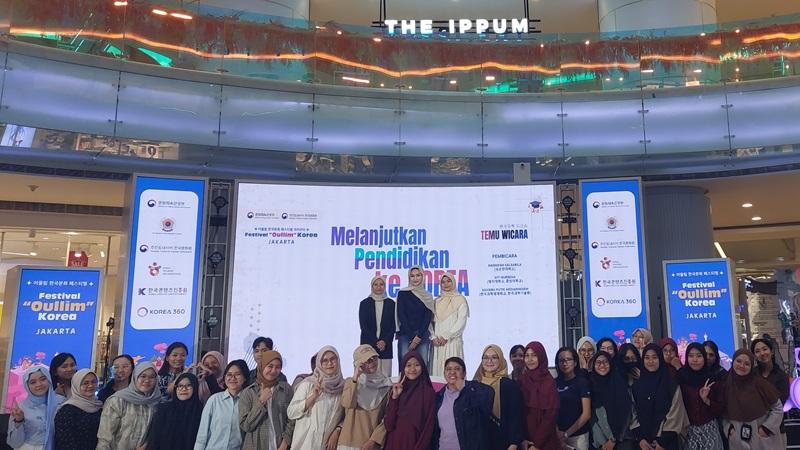 Di penghujung acara Temu Wicara: Melanjutkan Pendidikan ke Korea, ketiga narasumber dan para peserta yang menghadiri acara secara luring berfoto bersama.  