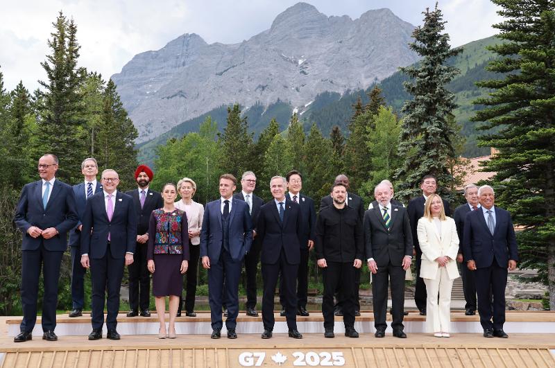 Presiden Lee Jae-myung (kelima dari kanan di barisan belakang) berfoto bersama para pemimpin negara anggota dan undangan KTT G7 pada tanggal 17 Juni 2025 (waktu setempat) di Kananaskis, Provinsi Alberta, Kanada.