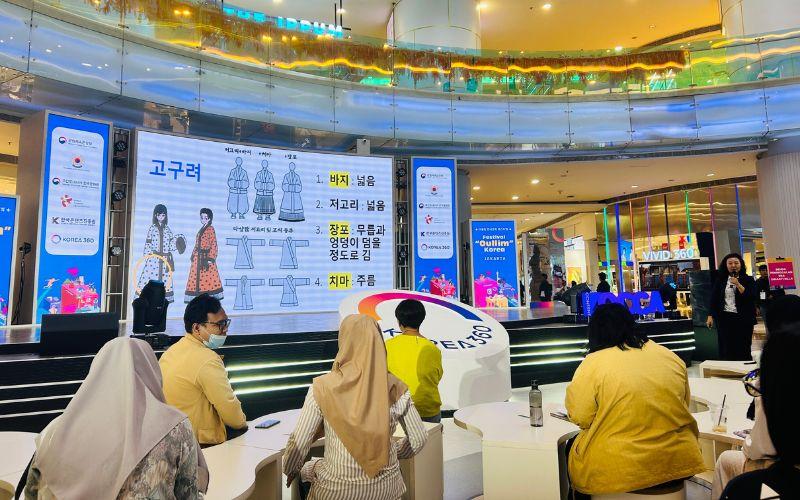 Hanbok Kerajaan Goguryeo mencerminkan iklim dingin dan gaya hidup masyarakatnya. Lapisan pakaian dibuat tertutup untuk menghangatkan tubuh, sementara celana lebar memudahkan untuk berkuda dan memanah. 