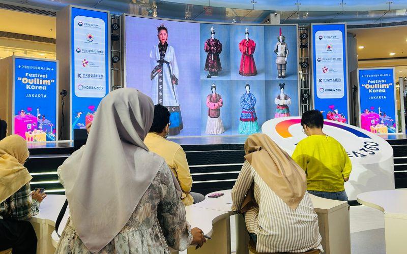 Hanbok bangsawan dari Baekje menggunakan bahan sutra dan dilengkapi dengan sabuk serta sepatu dari kulit sapi. 