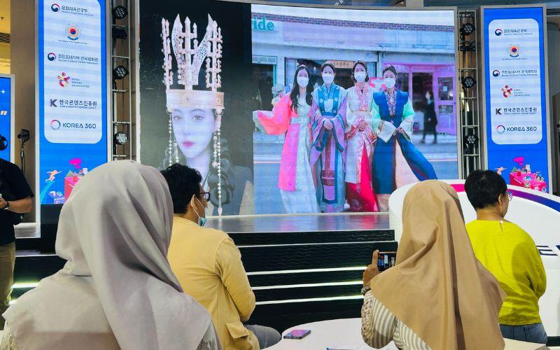 Di Kota Gyeongju, bekas ibu kota Silla, wisatawan dapat merasakan pengalaman mengenakan hanbok khas era tersebut. 