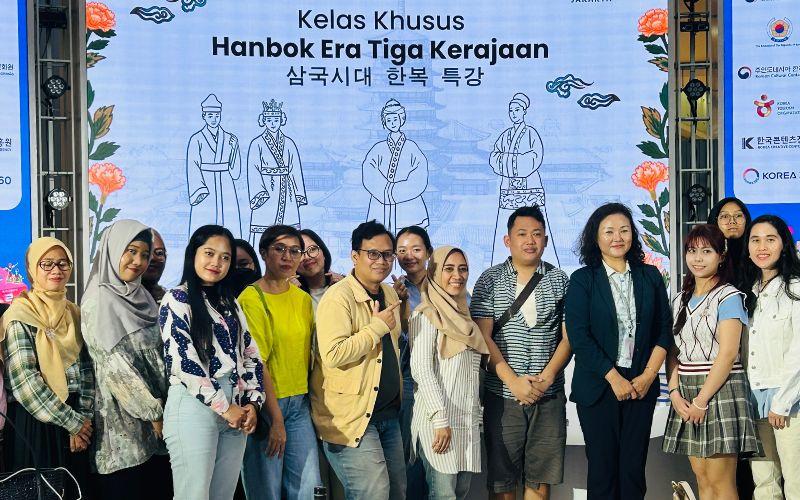 Kelas khusus ini membantu peserta memahami hanbok dari era Tiga Kerajaan yang memiliki gaya, warna, dan simbolisme khas masing-masing.  