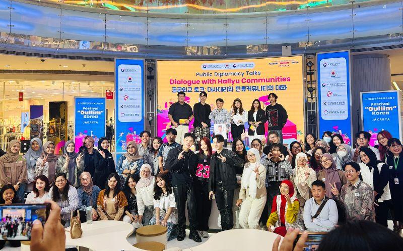 CDA Park Soo-deok berfoto bersama perwakilan komunitas halyu usai sesi Public Diplomacy Talks: Dialogue with Hallyu Communities sebagai bagian dari Festival Oullim Korea Jakarta, pada Rabu (18/06/2025) di Korea 360, Jakarta. 
