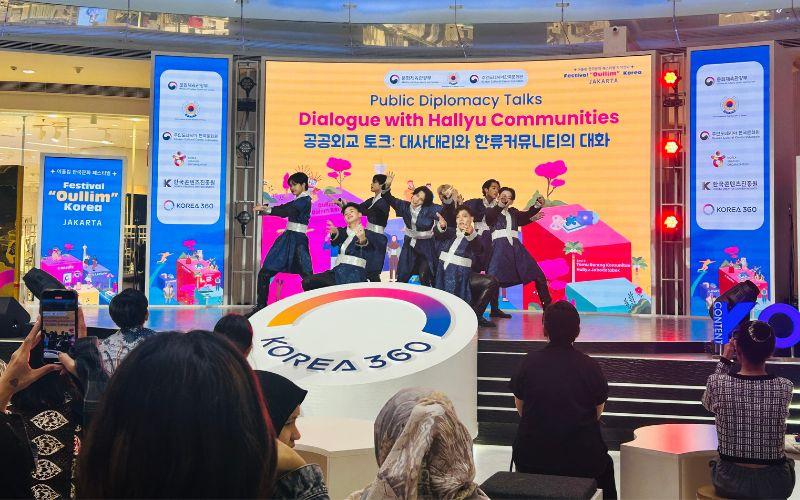New Kidz, anggota komunitas Invasion DC, membuka sesi dialog publik dengan penampilan energik membawakan lagu Thunderous dan God's Menu dari Stray Kids. 