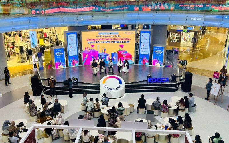 CDA Park Soo-deok berdialog langsung dengan perwakilan Invasion DC dan Say Crew, membahas peran komunitas dalam membangun diplomasi publik Korea–Indonesia. 