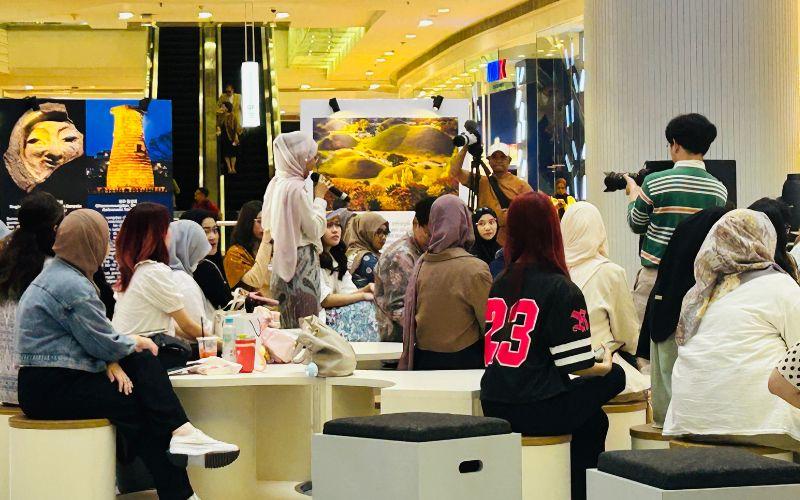 Para anggota komunitas halyu aktif mengajukan pertanyaan kepada CDA Park Soo-deok dalam sesi gelar wicara bertema diplomasi publik. 