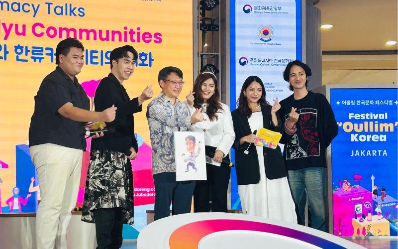 CDA Park Soo-deok menerima hadiah ilustrasi hasil ilustrasi dari anggota Bogor Illustrator Hub sebagai penutup sesi gelar wicara. 