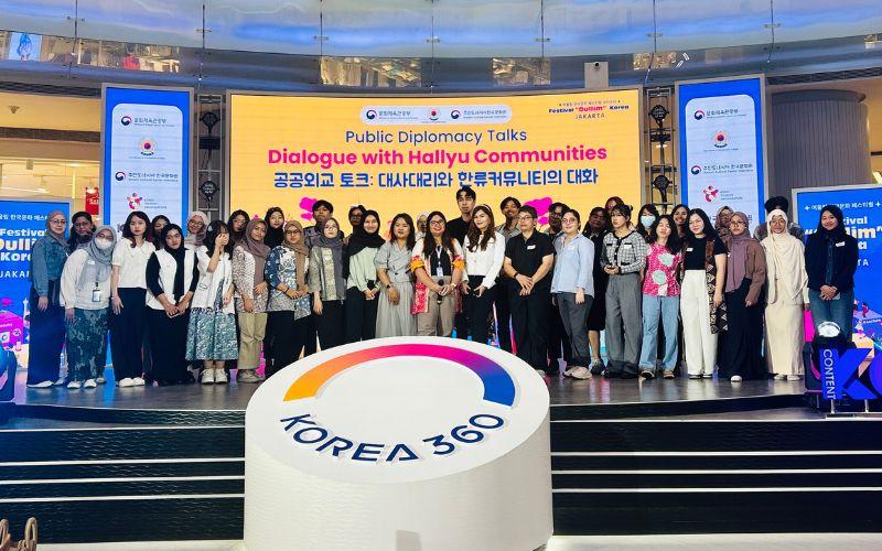 Momen kebersamaan para komunitas halyu mencerminkan semangat kolaboratif sebagai jembatan budaya Indonesia–Korea.  