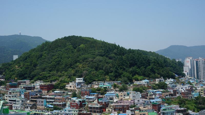 Pemukiman warga yang dulunya menjadi tempat pengungsian Perang Korea di area Ami-dong, Busan. 
