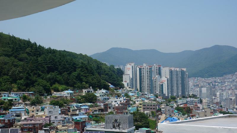Pemandangan rumah-rumah di lereng bukit yang terlihat dari lantai 3 Pusat Pembelajaran Ami, Ami-dong, Busan. 
