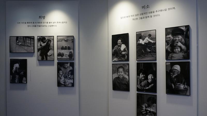Galeri foto Harapan dan Senyum karya Choi Minsik. 