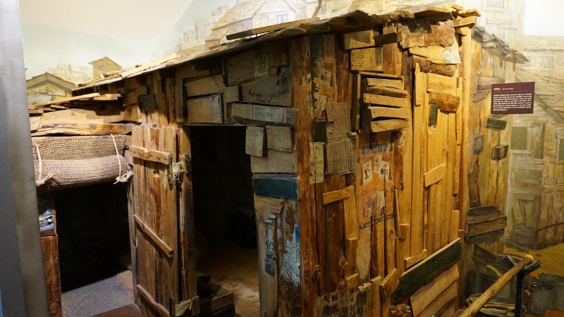 Replika 'rumah barak' yang menggambarkan kehidupan para pengungsi yang amat sulit. 