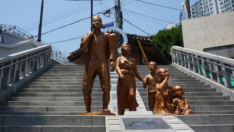 Patung 'keluarga pengungsi' yang berada di jalan Provisional Memorial Hall menuju ke arah Seokdang Museum.  