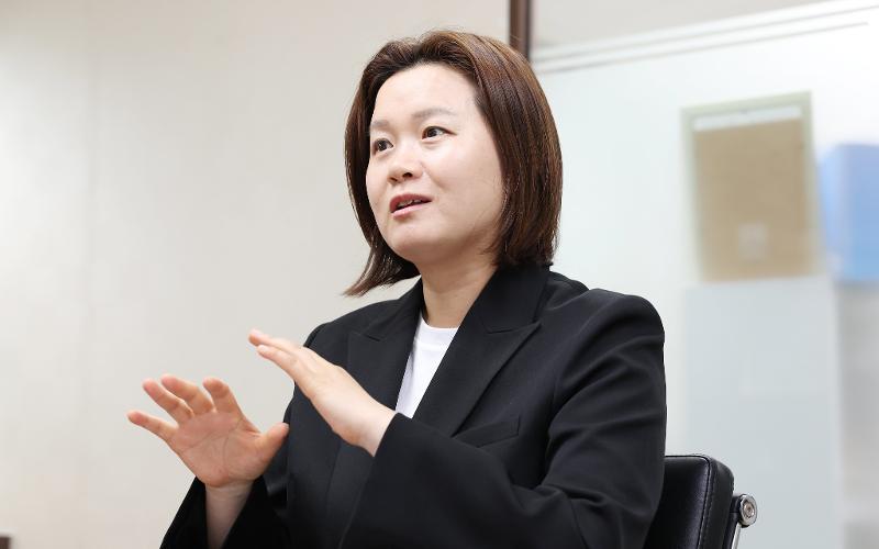 Park Joohee, wanita Korea pertama yang terpilih sebagai anggota Komite Eksekutif OCA, terlihat sedang diwawancarai oleh Korea.net pada tanggal 13 Juni 2025 di kantor Komite Strategi Olahraga Internasional, Gangnam-gu, Seoul. (Lee Jeong Woo)