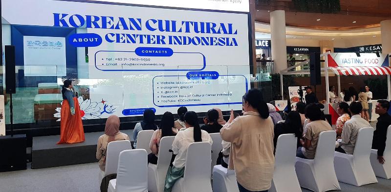 Anisa Permata Sari mengenakan hanbok lalu menjelaskan mengenai kebudayaan Korea kepada pengunjung Festival Oullim Korea Medan pada hari Jumat (20/06/2025) di Sun Plaza, Medan. 