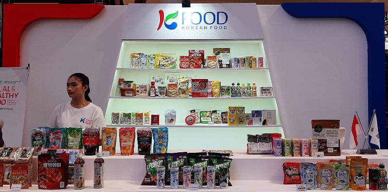 Beberapa makanan dan minuman ringan khas Korea dapat dibeli oleh pengunjung di Festival Oullim Korea di Medan. 