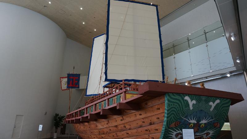 Kapal di atas merupakan replika Joseon Tongsinsaseon (1811) yang merupakan kapal diplomatik untuk utusan Joseon ke Jepang. 