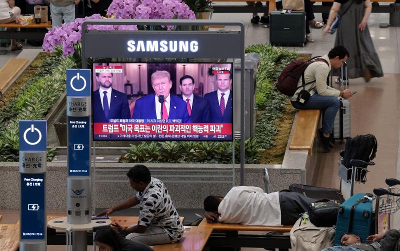 Pidato Presiden Amerika Serikat, Donald Trump, terkait serangan ke fasilitas nuklir Iran terlihat sedang disiarkan pada tanggal 22 Juni 2025 di TV yang berada di Terminal Kedatangan 1 Bandara Internasional Incheon. (Yonhap News)  