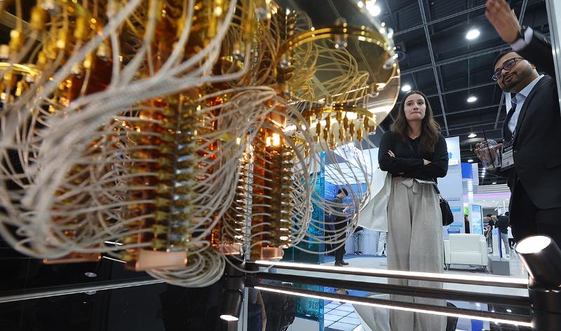 Replika struktur bagian dalam komputer kuantum diperlihatkan dalam pameran Quantum KOREA 2025 yang digelar pada tanggal 24 Juni 2025 di aT Center, Seocho-gu, Seoul. Pameran tersebut digelar melalui kerja sama antara Kementerian Ilmu Pengetahuan dan Teknologi Informasi dengan Komite Penyelenggara Quantum KOREA 2025. Pengunjung bisa melihat berbagai teknologi kuantum melalui pameran yang digelar hingga tanggal 26 Juni 2025 tersebut. (Yonhap News)