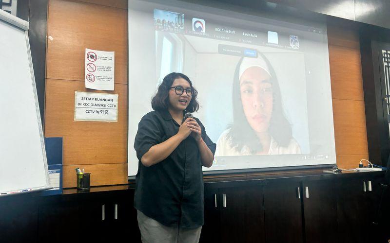 Amabel Emillavta, seorang visual development artist yang telah meniti karier profesional di Korea, menjadi narasumber secara daring pada kuliah khusus KCCI. 