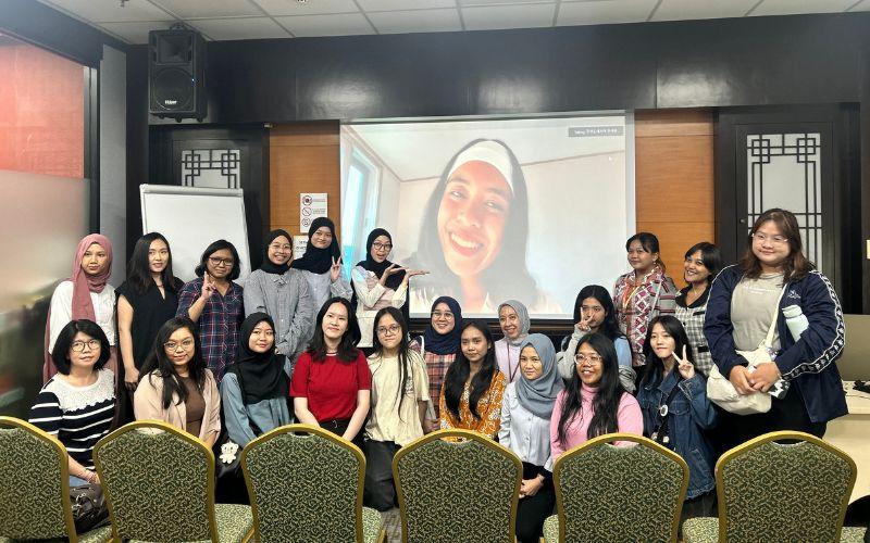 Foto bersama peserta dan narasumber, Amabel, sebagai penutup sesi kuliah khusus KCCI seputar K-Animation.  