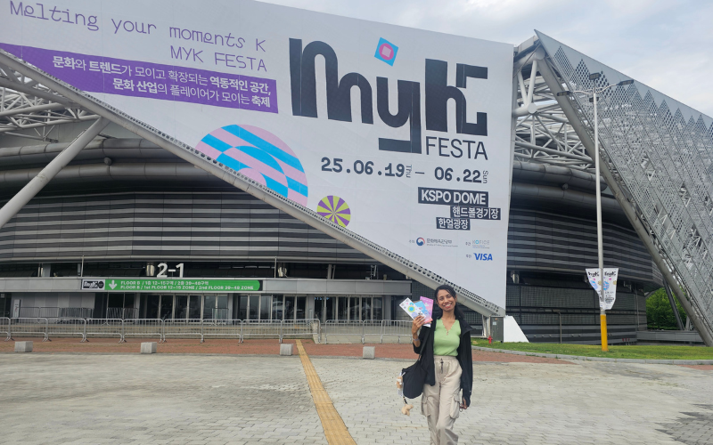 Penulis berfoto di depan KSPO Dome tempat dilaksanakannya konser K-pop yang menjadi bagian dari MyK Festa 2025. 