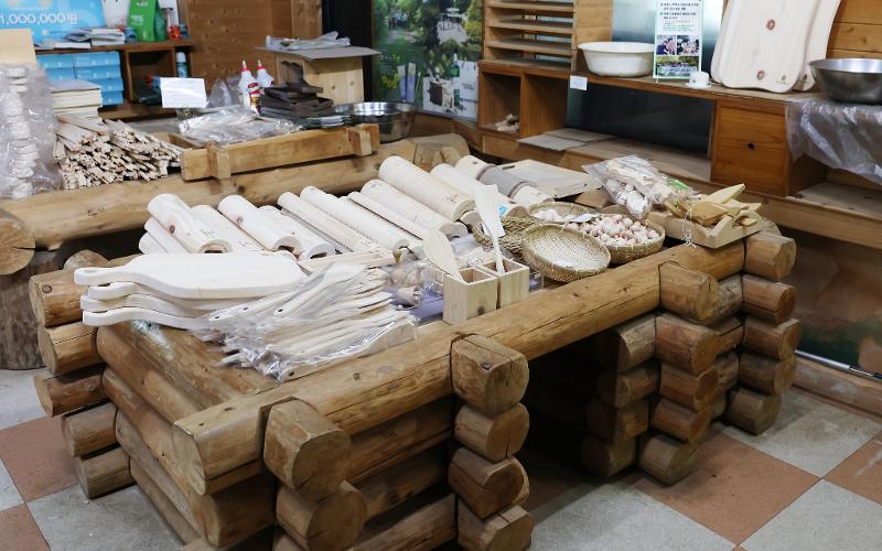 Para pengunjung dapat menemukan berbagai kerajinan dari kayu cemara yang dapat digunakan sehari-hari di toko-toko sekitar Hutan Penyembuhan Nasional Jangseong, termasuk centong nasi, bantal, dan alat akupresur.
