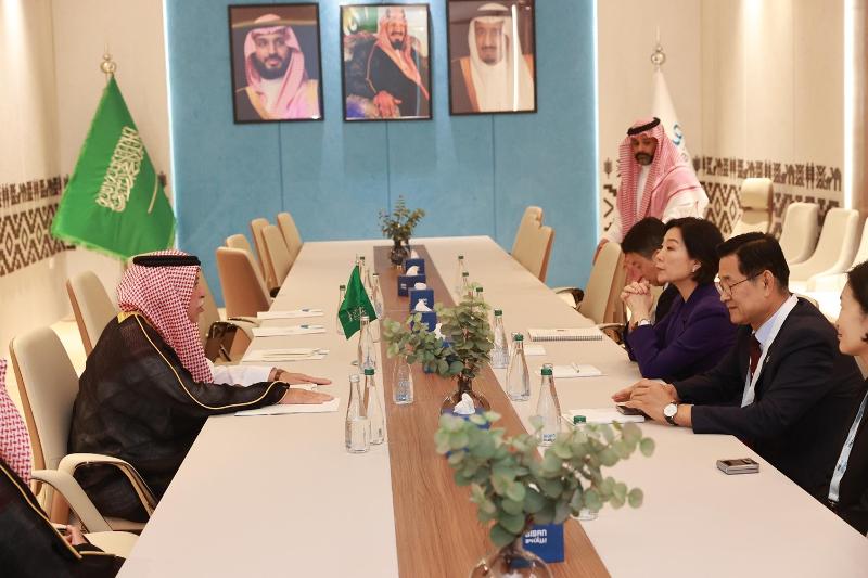 Menteri UKM dan Startup Korea Oh Youngju bertemu dengan Menteri Perdagangan Arab Saudi Majid bin Abdullah Al-Qasabi pada tanggal 5 November 2024 (waktu setempat) di Riyadh, Arab Saudi untuk membahas penguatan kerja sama antara kedua negara. (Kementerian UKM dan Startup)