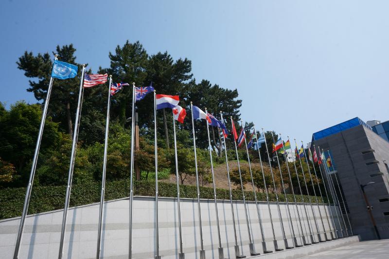 Kibaran bendera-bendera negara-negara di bawah naungan PBB yang turut serta dalam Perang Korea (1950-1953),. 