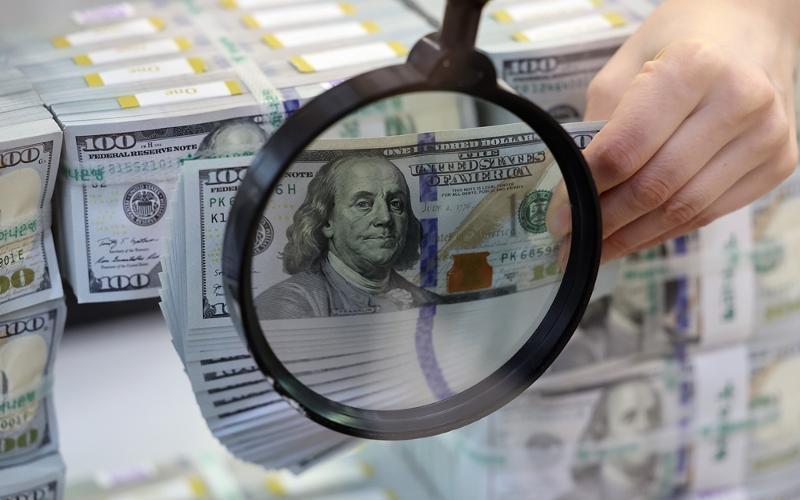 Pemerintah Korea pada tanggal 26 Juni 2025 mengumumkan bahwa Korea berhasil menghimpun dana asing sebesar total 1,4 miliar euro (sekitar 1,6 miliar dolar AS atau 2,2 triliun won). Foto di atas menunjukkan sosok Pusat Tanggapan Pemalsuan Uang milik Hana Bank yang terletak di Jung-gu, Seoul. (Yonhap News)