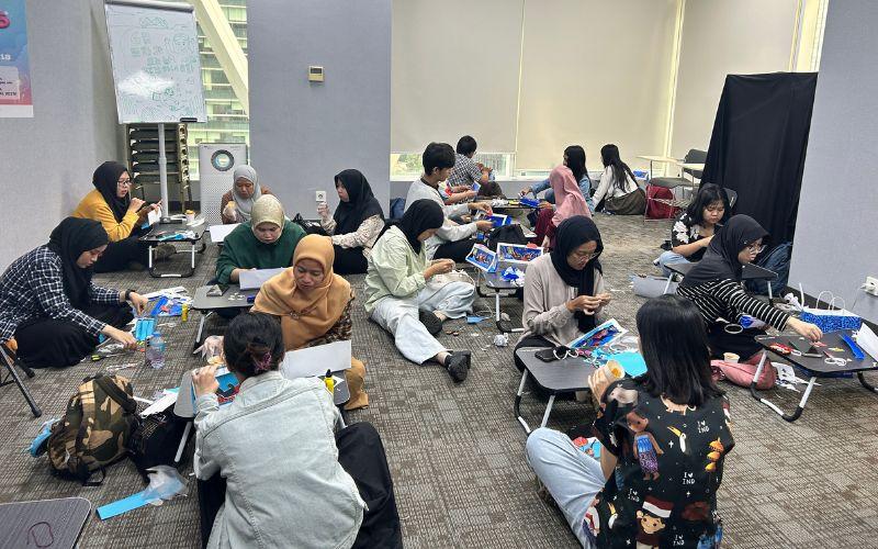 KCCI juga mengadakan sesi aktivitas kerajinan tangan dengan membuat prakarya DIY pop up frame haenyeo. 