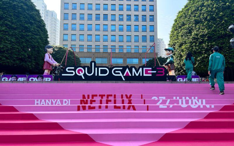 Instalasi boneka raksasa Young-hee dan Chul-su berdiri di Plaza Senayan sebagai bagian dari aktivitas bertema permainan Squid Game yang digelar oleh Netflix pada tanggal 26–29 Juni 2025. 