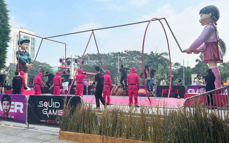 Peserta mengikuti permainan utama Jump Rope Challenge, melompati tali digital sambil tetap berada di zona aman selama satu menit. 