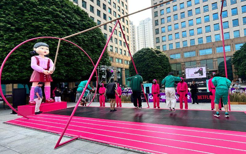 Pink Guard berseragam merah muda bersiap mengeliminasi peserta yang gagal melompati tali atau keluar dari zona aman yang terus bergerak. 