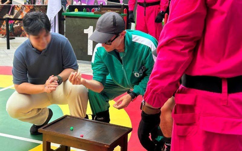Peserta memainkan permainan kedua Triathlon, dengan fokus untuk menyelesaikan misi sebelum lanjut ke tantangan selanjutnya. 