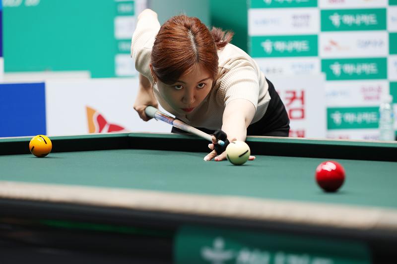 Pemain biliar Korea, Hwang Da-yeon, terlihat sedang fokus melihat bola Kejuaraan PBA-LPBA Hana Card yang digelar pada tanggal 30 Juni 2025 di Stadion PBA KINTEX, Kota Goyang, Provinsi Gyeonggi. Kompetisi yang digelar oleh Asosiasi Biliar Profesional ini diikuti oleh 128 orang atlet dan akan digelar hingga tanggal 7 Juli 2025. (Lee Jeong Woo)