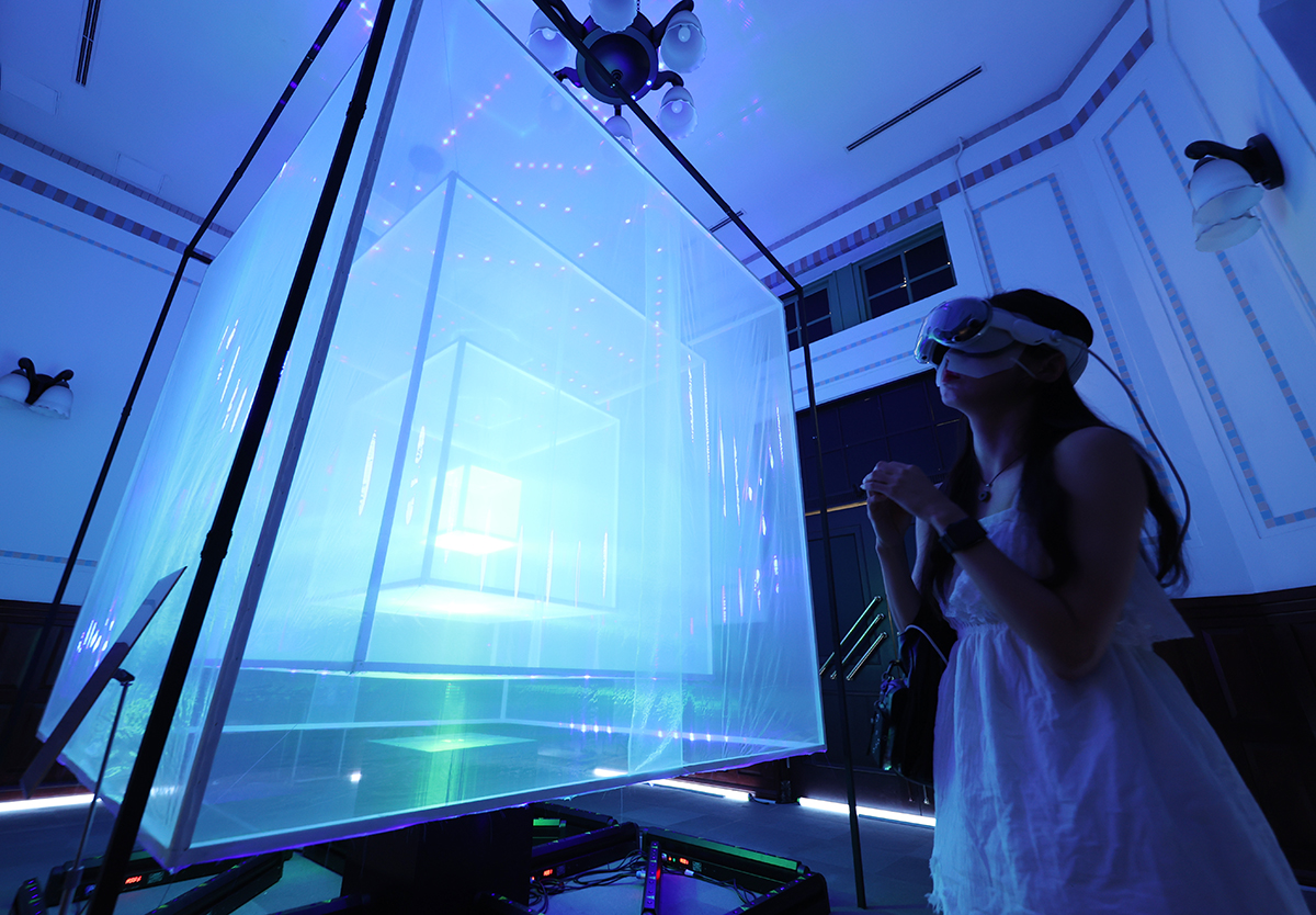 Seorang pengunjung terlihat sedang mencoba karya VR berjudul Virtual Database Pavilion karya seniman Lee Sang-wook dalam pameran Our Enchanting Paradise yang digelar pada 4 Juli 2025 di Culture Station Seoul 284, Yongsan-gu, Seoul. Pameran yang berlangsung hingga 27 Juli 2025 ini menyajikan perjalanan untuk mengeksplorasi kebahagiaan dan utopia melalui lebih dari 50 karya.