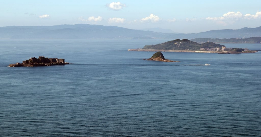 Foto di atas menunjukkan lokasi tempat warga Korea menjadi korban kerja paksa di masa lalu. Foto tersebut diambil pada tanggal 20 Juni 2025 dari sebuah observatorium yang berada di Prefektur Nagasaki, Jepang. Sebelah kiri menunjukkan Pulau Hashima dan sebelah kanan menunjukkan Pulau Takashima. (Yonhap News)  