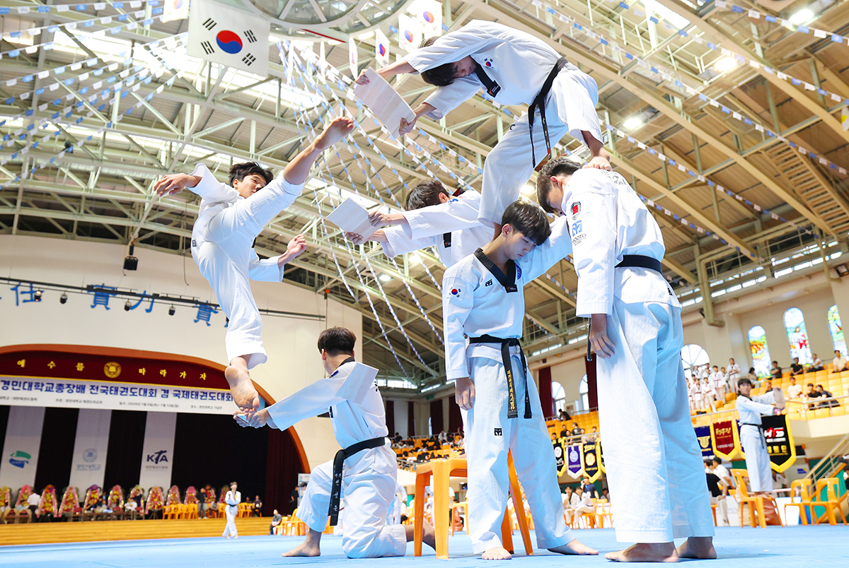 Seorang atlet taekwondo terlihat sedang melompat tinggi untuk melakukan teknik pemecahan objek keras yang dikenal sebagai teknik kyukpa. Sebuah kompetisi taekwondo internasional sedang digelar pada tanggal 11-13 Juli 2025 di Universitas Kyungmin yang terletak di Kota Uijeongbu, Provinsi Gyeonggi.     Kompetisi taekwondo tersebut diikuti oleh lebih dari 6.000 orang atlet taekwondo yang berasal dari penjuru Korea untuk berkompetisi dalam empat kategori, yaitu poomsae, kyorugi, kyukpa, dan taekwondo artistik. (Lee Jeong Woo)